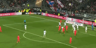 南安普顿不敌普雷斯顿后，后卫内森-伍德与本队球迷发生口角