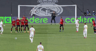 球星无解远射，全网循环播放