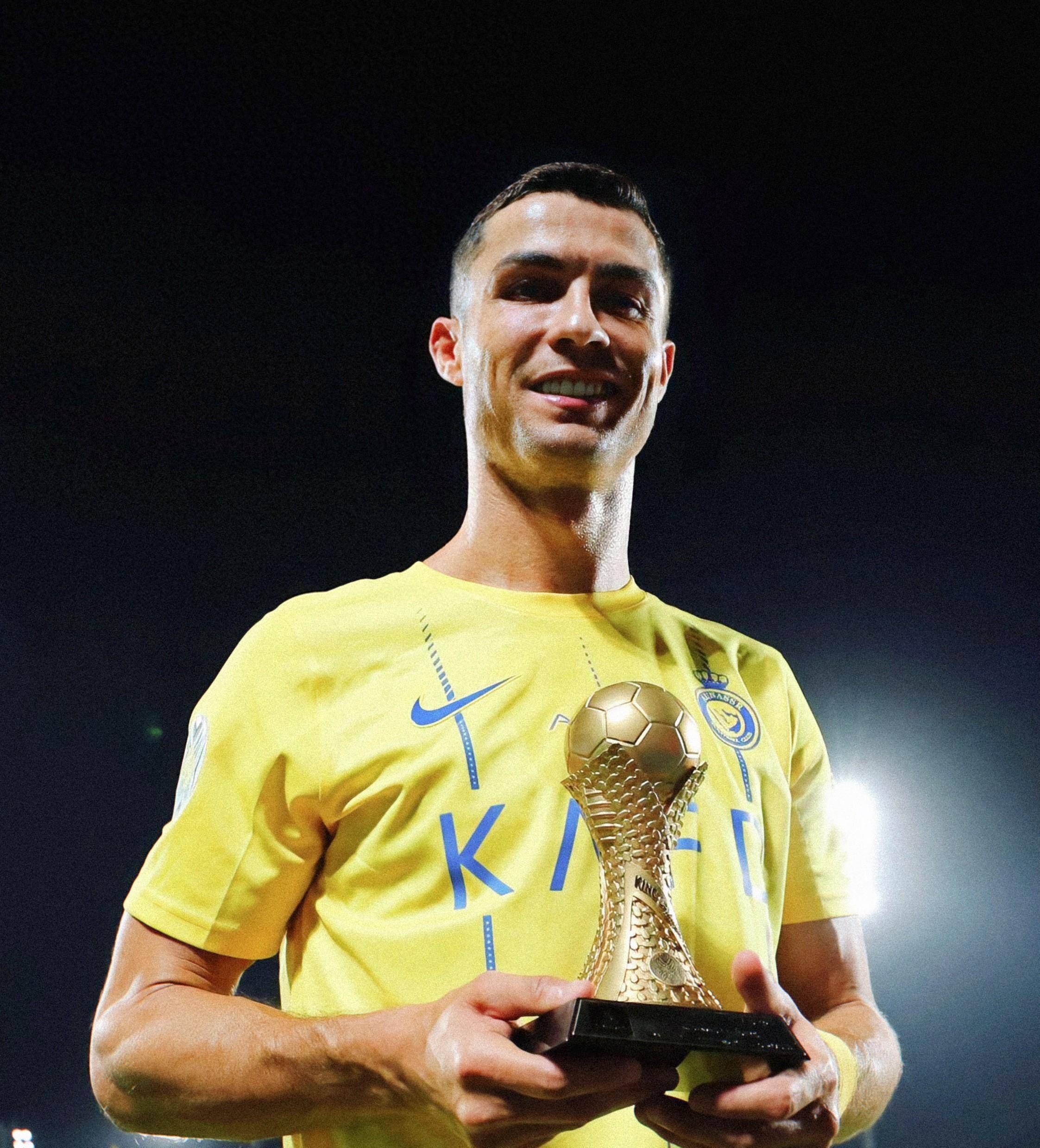 成绩斐然，加斯佩里尼被罗马球迷描绘成魔法师形象画在墙上